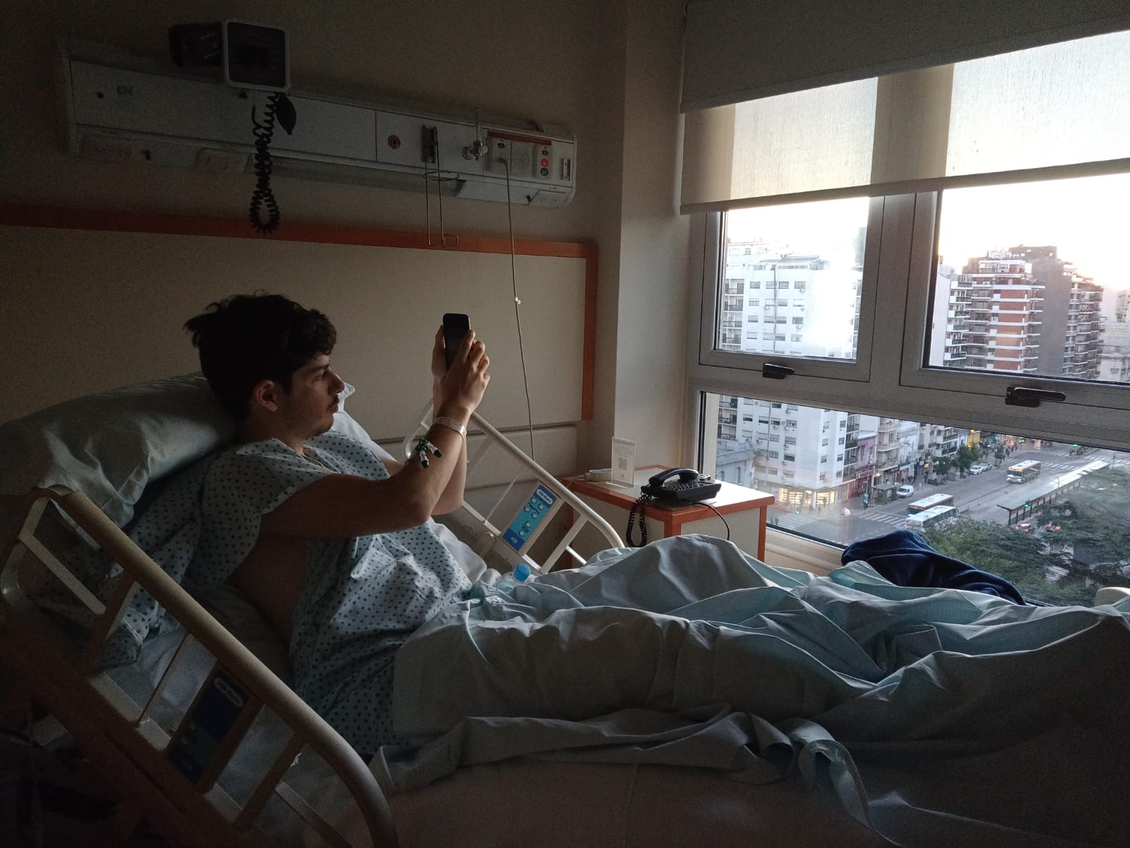 Lucas en el hospital, post cirugía del implante, 2021