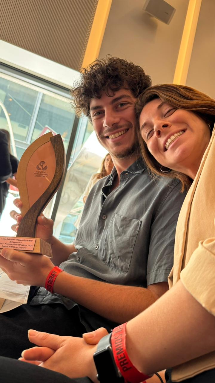 Lucas con el Premio Obrar 2024